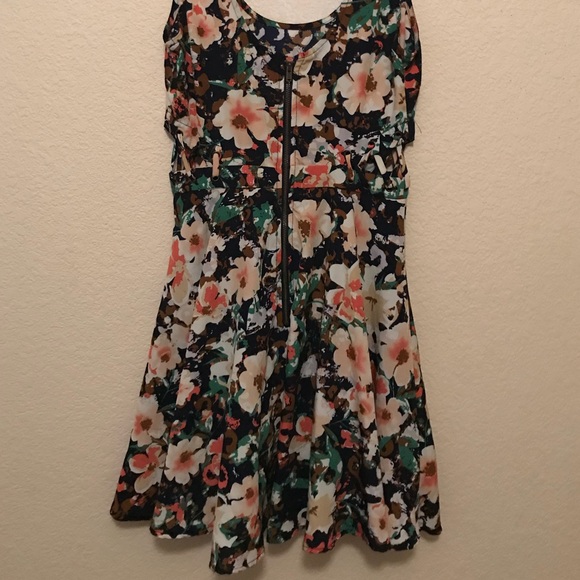 Floral Dress with cut-outs - Picture 5 of 5